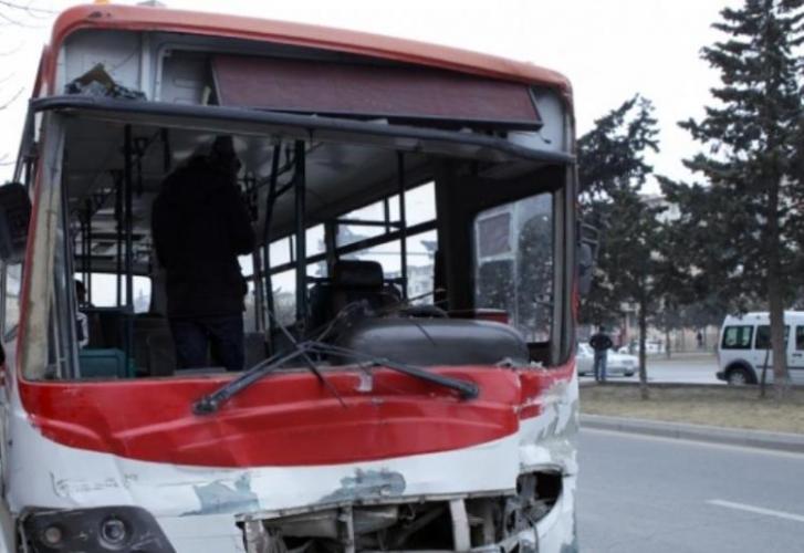 В Баку столкнулись автобус и легковушка: есть погибший