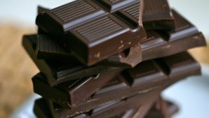 Темный шоколад улучшает настроение и убирает симптомы депрессии

