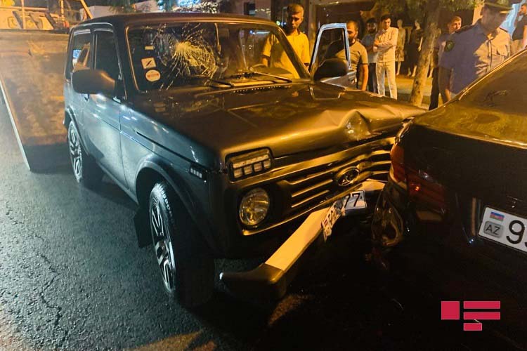 В Баку "Нива" врезалась в припаркованный  BMW - ФОТО