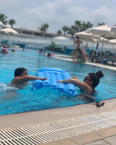 Азербайджанская певица резвится с сыном в бассейне
 - ФОТО