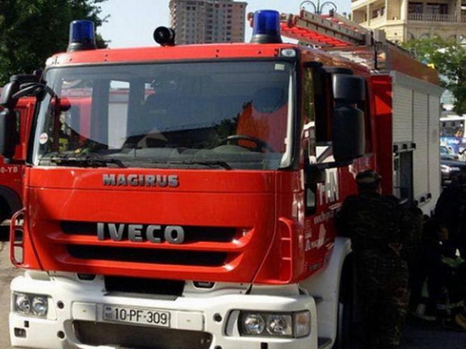В Баку произошел пожар в многоэтажном здании, жители эвакуированы
