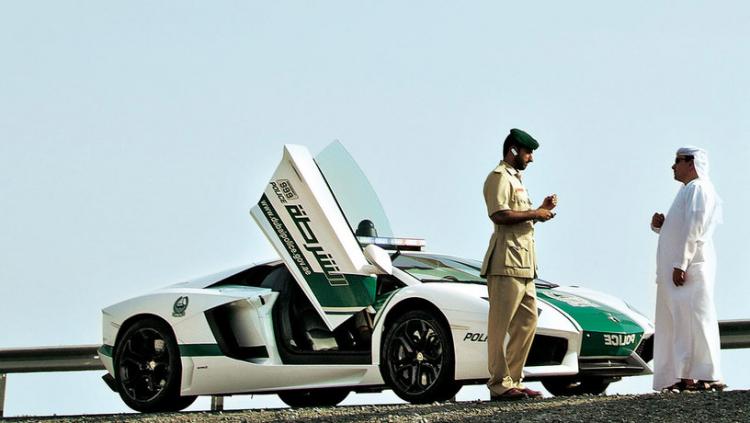 В Дубае за аккуратную езду дарят роскошные автомобили
