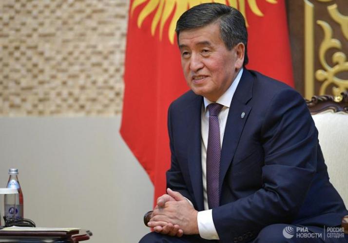 Президент Киргизии пришел на внеочередное заседание парламента
