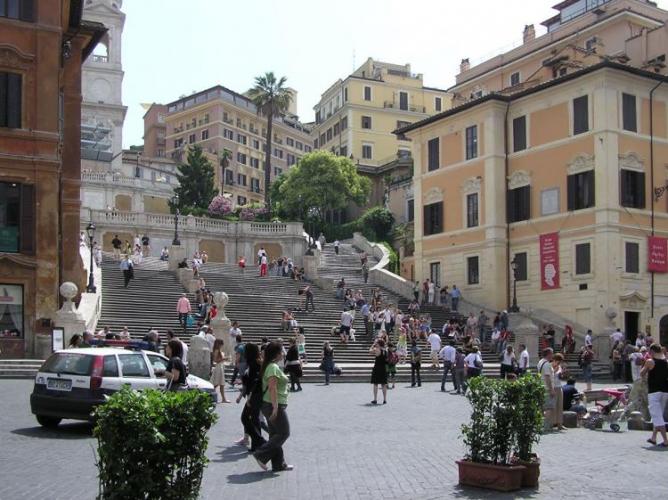 В Риме туристам запретили сидеть на ступеньках Испанской лестницы
