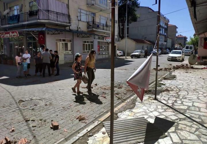 В Турции около 900 зданий пострадали в результате землетрясения
