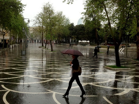 Сильный дождь создал проблемы на дорогах Баку