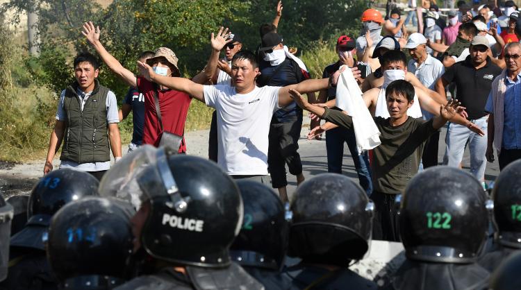 Во время беспорядков в Бишкеке задержаны 40 сторонников Атамбаева
