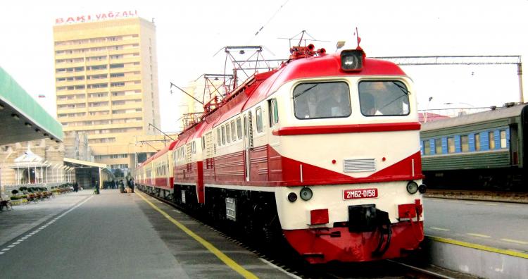 В вагоне поезда Беюк Кесик-Баку скончался 41-летний мужчина
