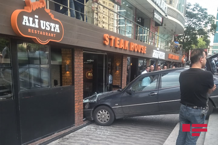 В Баку автомобиль врезался в ресторан - ФОТО
