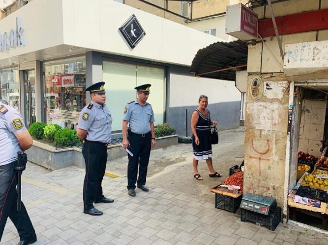 В Баку полиция провела рейд против уличной торговли
