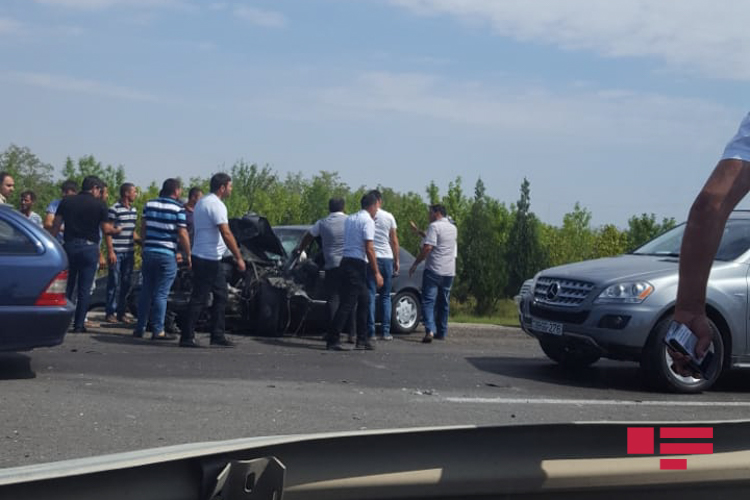 В Гаджигабуле столкнулись два автомобиля, есть пострадавшие - ФОТО