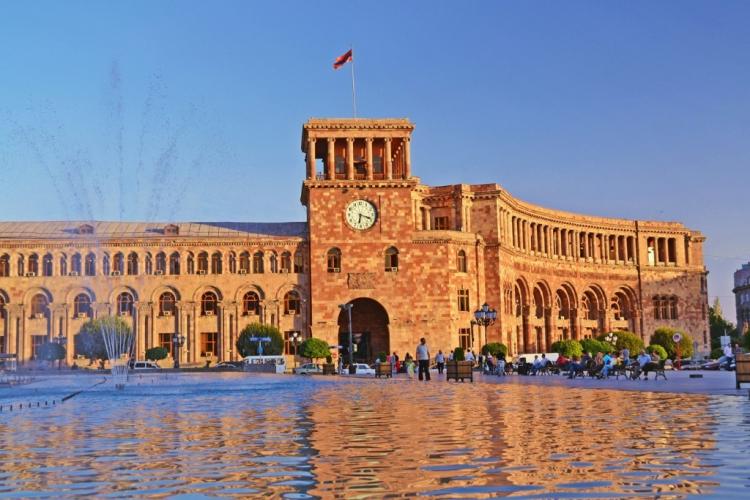 В Ереване проходит акция протеста перед зданием правительства