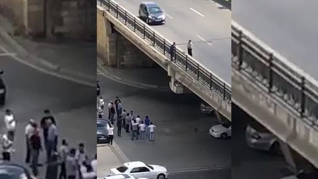 В Баку мужчина хотел броситься с "Папанинского моста" - ВИДЕО