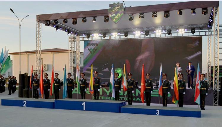 Азербайджанские военные врачи награждены кубком и медалью - ФОТО