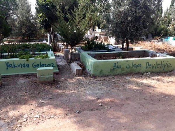 «Мы придем очень скоро!» - террористы «Исламского государства» оставили сообщение на могилах - ФОТО