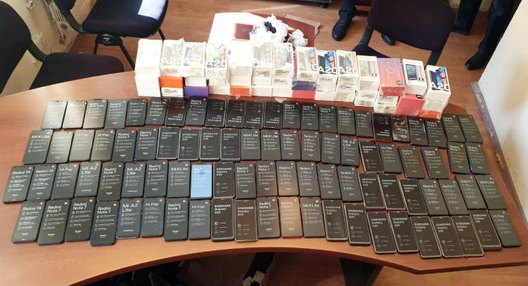 Пресечена попытка контрабандного ввоза мобильных телефонов в Азербайджан