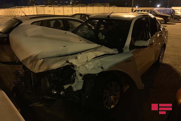 В Баку столкнулись две машины, есть раненые  - ФОТО