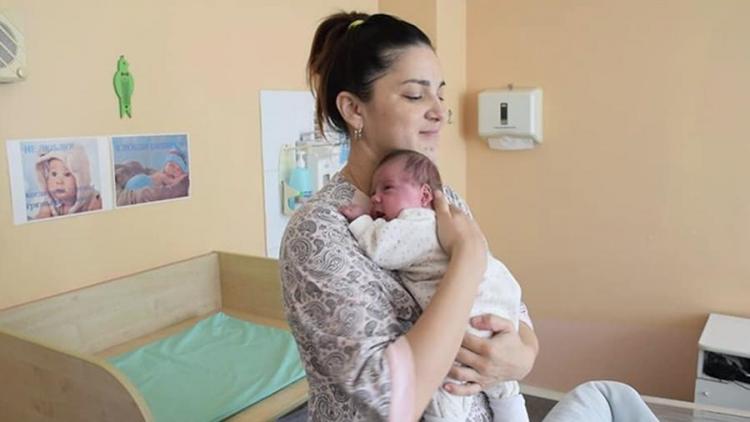 В Казахстане женщина родила двоих детей с разницей в два месяца
