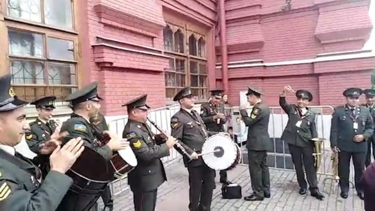 Азербайджанские военные заставили танцевать москвичей на Красной площади – ВИДЕО