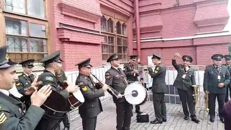 Азербайджанские военные заставили танцевать москвичей на Красной площади – ВИДЕО