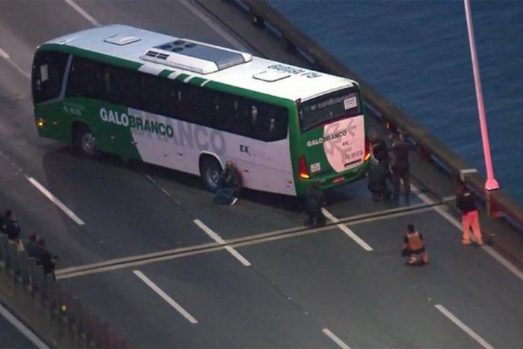 Вооруженный мужчина захватил автобус с 40 пассажирами в Рио-де-Жанейро