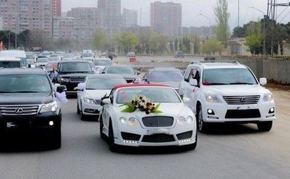 Дорожная полиция Баку контролирует свадебные кортежи с помощью специальных средств
