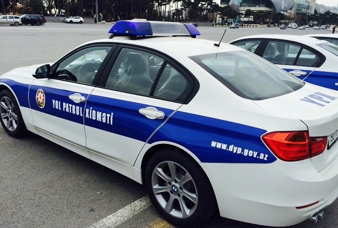 В Баку автохулиган напал на дорожных полицейских с ножом