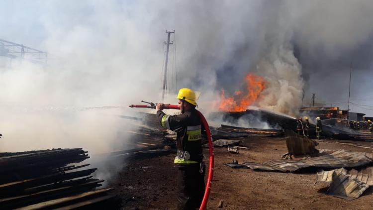 В результате пожара на рынке в Баку пострадало шесть человек - министерство