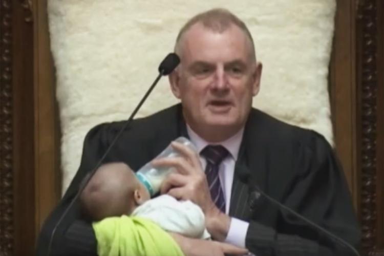 Политик покормил новорожденного во время заседания парламента - ФОТО