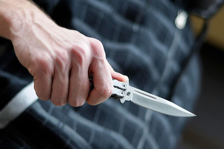 Житель Гейчая получил ножевые ранения от знакомого в Баку 