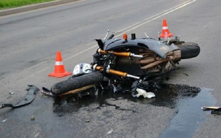 В Гяндже мотоцикл врезался в автомобиль, есть раненые 