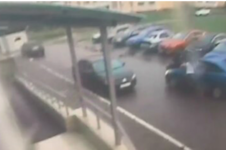 В Петербурге пьяный водитель прокатил полицейского на капоте 