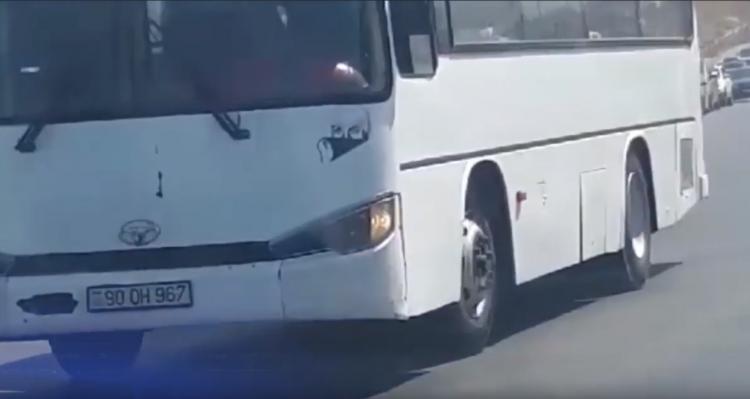 В Баку выехавшие на встречную полосу автобусы подвергли пассажиров опасности - ВИДЕО