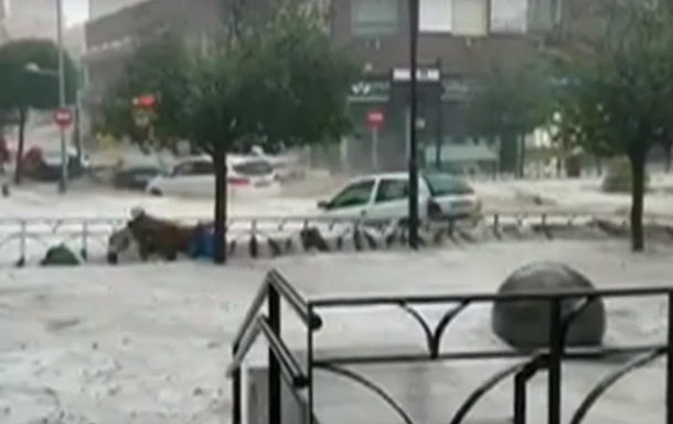 В Мадриде ливень затопил дороги и нарушил работу метро
