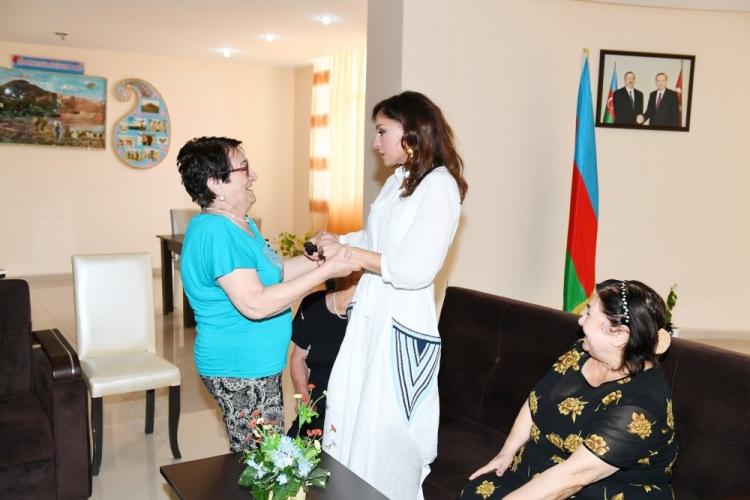 Мехрибан Алиева посетила  учреждение соцуслуг для пожилых людей - ФОТО