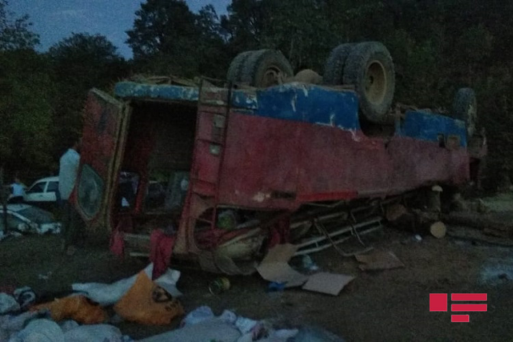В Лянкяране перевернулся автобус: есть погибший и десятки раненых  - ФОТО - ОБНОВЛЕНО