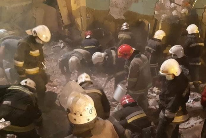 Из под завалов жилого здания во Львове достали восемь погибших