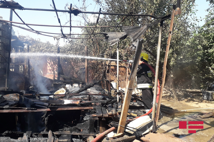 В Геранбое сгорели три смежных дома - ФОТО