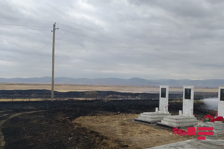На линии армяно-азербайджанского фронта горит сельское кладбище - ФОТО