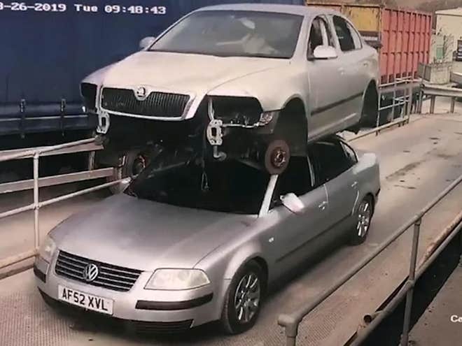 Британец получил штраф за перевозку автомобиля на крыше своей машины
 - ФОТО