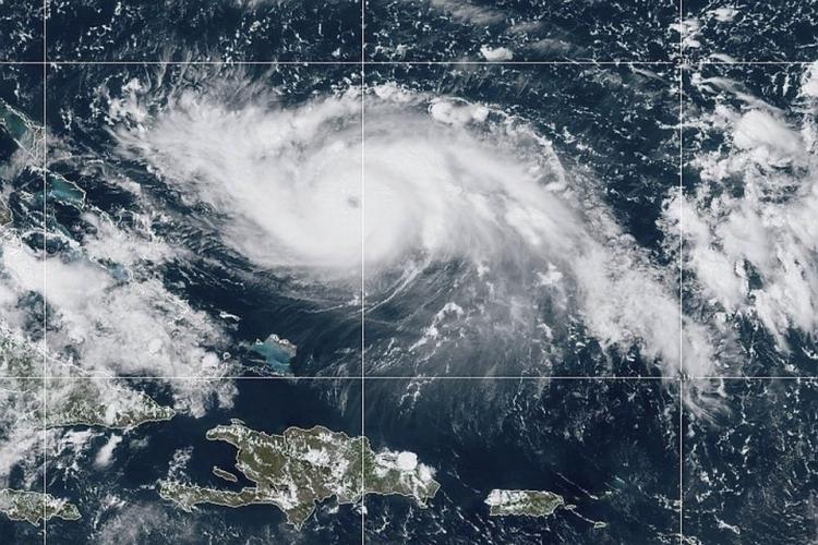 На США надвигается ураган "очень опасной" категории