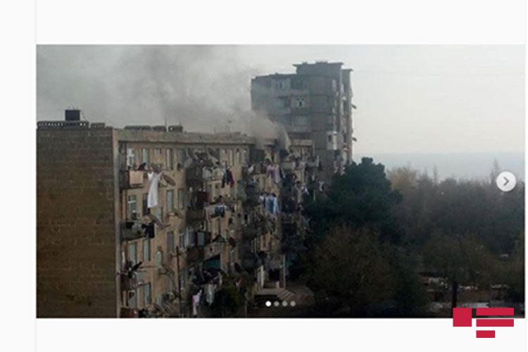 Спасатели МЧС сняли 4 человека с крыши горящего здания в Баку