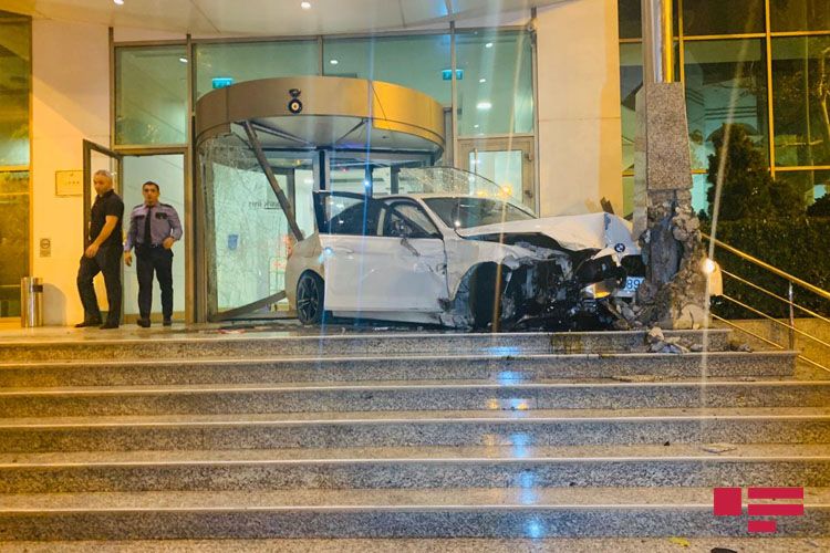 В Баку автомобиль влетел в двери отеля  - ФОТО - ВИДЕО