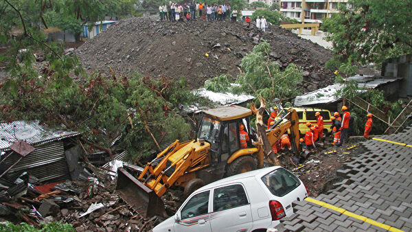В Индии 15 человек погибли при обрушении стены