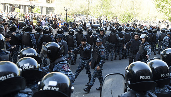 В Ереване напротив здания Минобразования проходит акция протеста