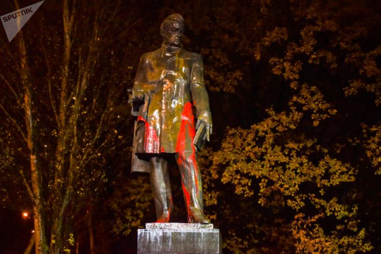 В Ереване памятник Грибоедову облили красной краской - ФОТО