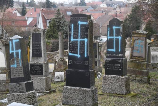 На еврейском кладбище во Франции осквернили более ста могил
