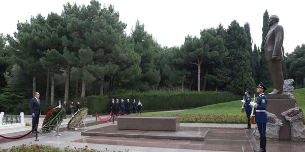 Лавров возложил венок к мемориалу Гейдара Алиева в Баку - ФОТО