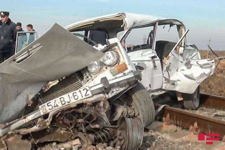 В Азербайджане поезд столкнулся с легковым автомобилем: двое погибших - ОБНОВЛЕНО - ФОТО