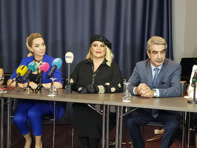 Азербайджанская певица расплакалась на презентации клипа - ФОТО